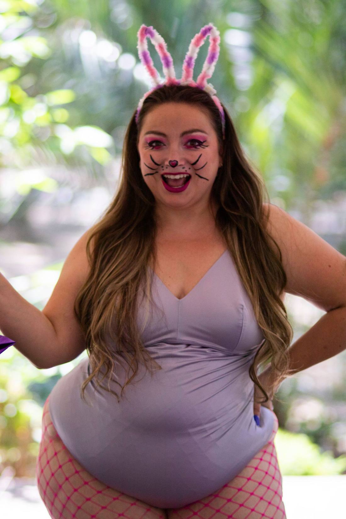 Mujer BBW disfrutando al aire libre en México, foto ilustrativa de stock, no representa a un miembro real