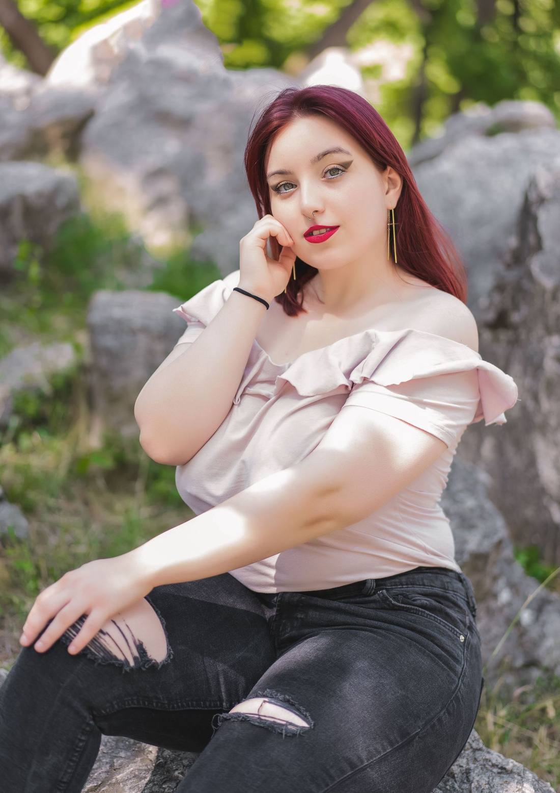 Mujer BBW pelirroja con confianza en Valencia, foto ilustrativa de stock, no representa a un miembro real