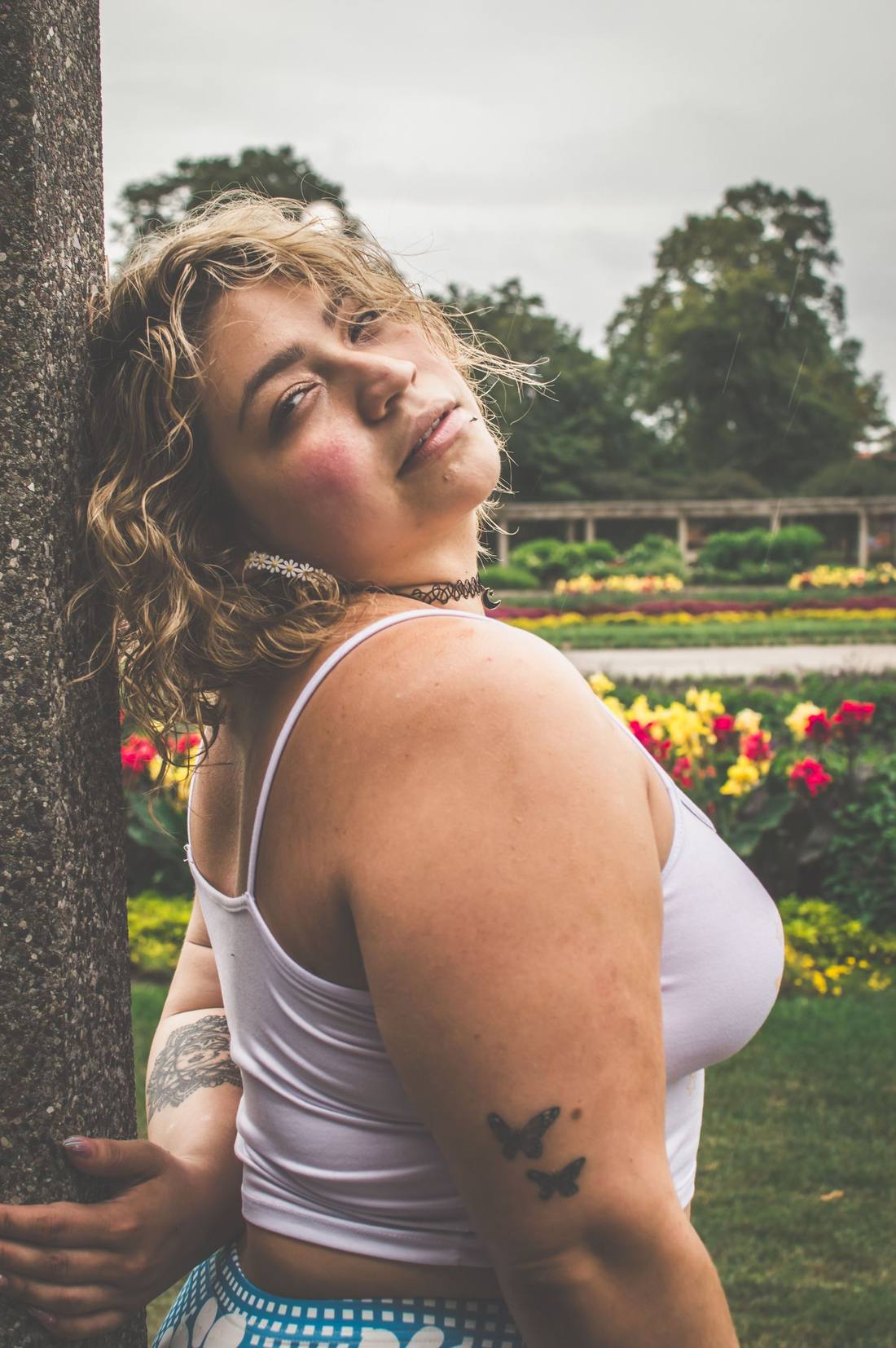 Mujer curvy latina elegante en Los Ángeles, foto ilustrativa de stock, no representa a un miembro real