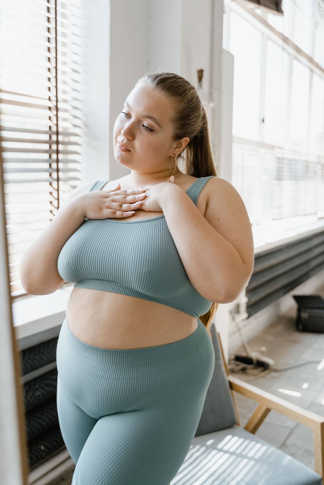 Pareja curvy en una cita de café, foto ilustrativa de stock, no representa a un miembro real